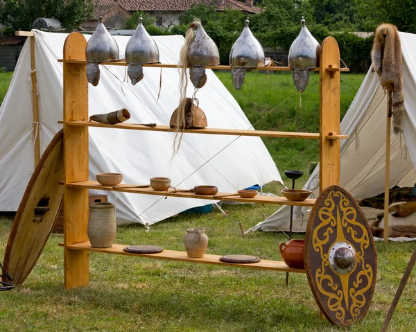 Attrezzature da guerra e altri utensili in un antico accampamento celtico — Foto Stock