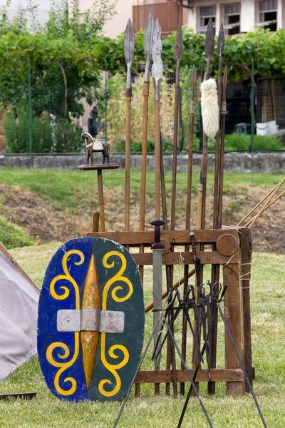 Военное снаряжение в древнем кельтском лагере — стоковое фото