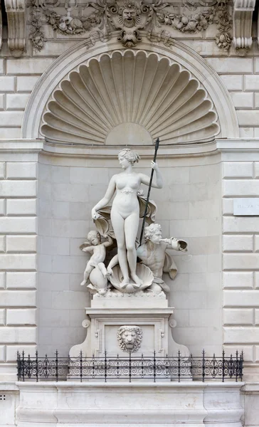 Estátua de Vênus na fachada do Palácio Lloyd em Trieste — Fotografia de Stock