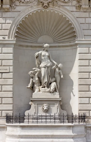 Estatua de Tetis en la fachada del Palacio Lloyd en Trieste — Foto de Stock