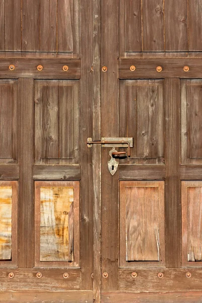 Vecchia Porta Esterna Chiusa Legno Con Una Grande Serratura — Foto Stock