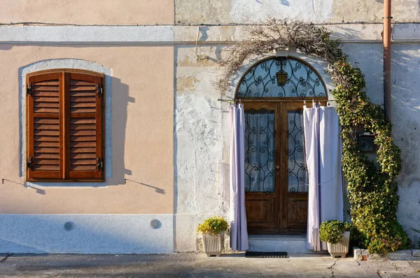 아름다운 문으로 둘러싸인 건물의 정면을 클로즈업 그리고 셔터와 — 스톡 사진
