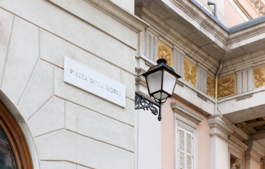 İtalya 'nın başkenti Trieste' nin önemli meydanı Piazza della Borsa 'daki bir sarayın dış duvarında, meydanın adını gösteren bir işaret var.