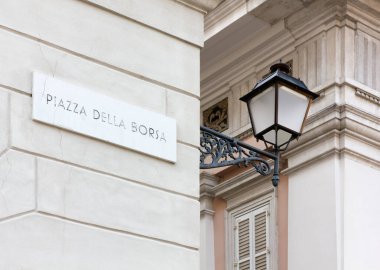 İtalya 'nın başkenti Trieste' nin önemli meydanı Piazza della Borsa 'daki bir sarayın dış duvarında, meydanın adını gösteren bir işaret var.