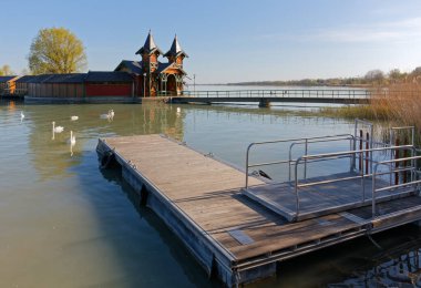 Keszthely, Macaristan 'daki Balaton Gölü' ndeki bir rıhtım boyunca güzel geleneksel mimari.