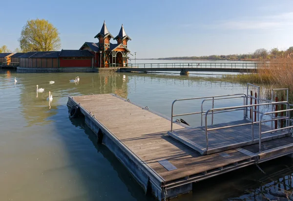 Keszthely, Macaristan 'daki Balaton Gölü' ndeki bir rıhtım boyunca güzel geleneksel mimari.