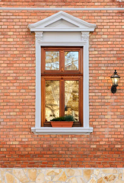 レンガの壁を持つエレガントな都市の建物の木造窓の詳細 — ストック写真