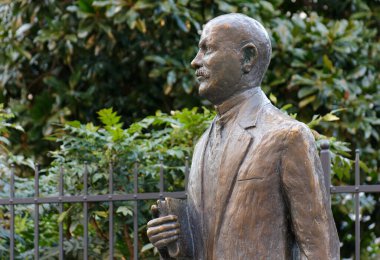 TRIESTE, İtalya - 25 Mart 2022: Triestine heykeltraşı Nino Spagnoli 'nin Hortis Meydanı' ndaki ünlü İtalyan yazar Italo Svevo 'nun bronz heykelinin yakın çekimi