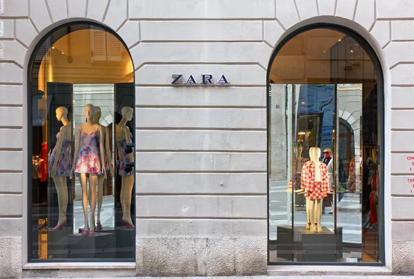 意大利Trieste 2022年3月25日 市中心Zara品牌服装店的两个橱窗 — 图库照片