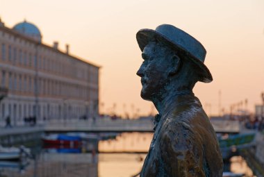 TRIESTE, İtalya - 25 Mart 2022: Triestine heykeltraşı Nino Spagnoli tarafından 2004 yılında yapılan Ponterosso Meydanı 'nda James Joyce' un bronz heykelinin yakın çekimi