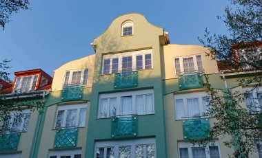 HEVIZ, Macaristan - 11 Nisan 2022: Şık, modern bir konut binasının cephesi