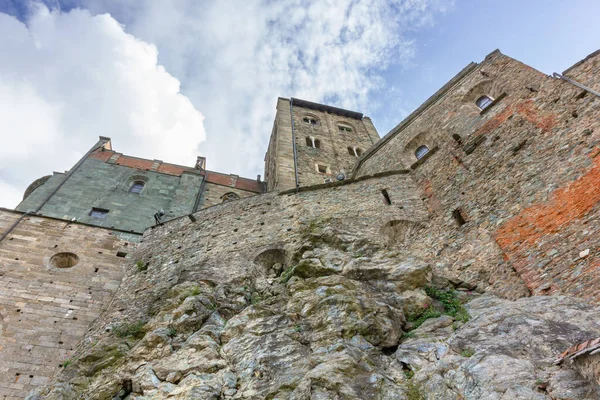 Impozantní Zdi Které Jako Rostly Skal Středověkého Opatství Sacra San — Stock fotografie