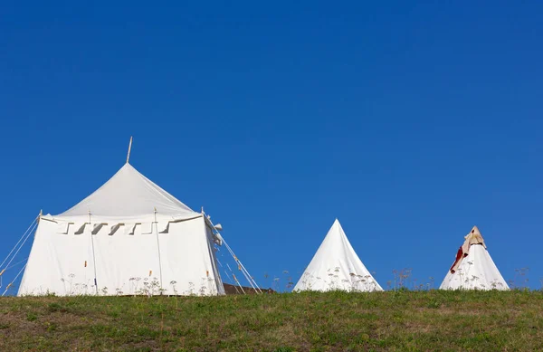 Tres Tiendas Contra Cielo Azul Campamento Una Recreación Histórica —  Fotos de Stock