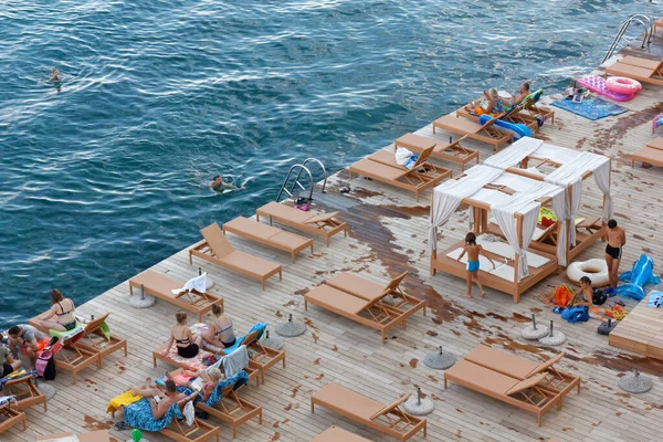 Opatija Hırvatistan Ağustos 2022 Adriyatik Kıyısındaki Ahşap Bir Platformda Yaşayan — Stok fotoğraf