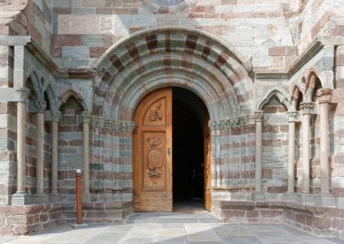 İtalya Susa Vadisi 'ndeki ortaçağ Sacra di San Michele manastırının ana girişi.