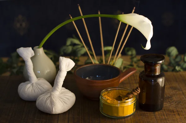 Ein Arrangement von Gewürzen, Öl und Massagewerkzeugen, die in der ayurvedischen Medizin verwendet werden — Stockfoto