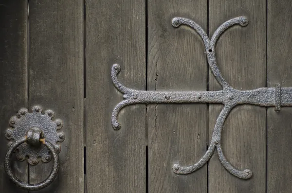 Kovové kované železné práce na ald dřevěné dveře — Stock fotografie