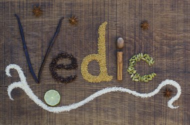 ayurveda baharat ve ahşap tahta üzerinde tohum vedic kelime dile
