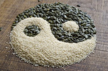 kabak ve susam tohumu dışında oluşturulan yin yang