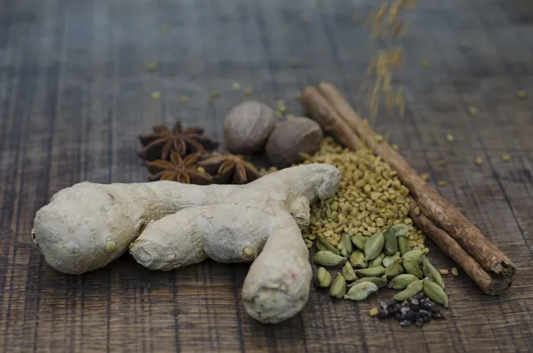 Fenugreek seeds, tumbling onto other ayurveda spices — Stockfoto