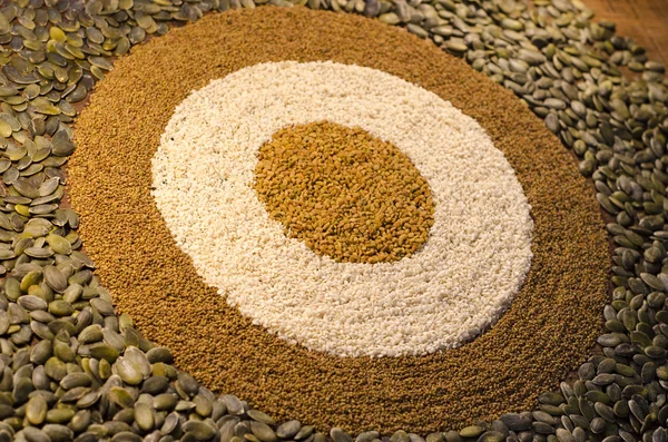 A circular bulls-eye pattern of seeds — Stock Photo, Image