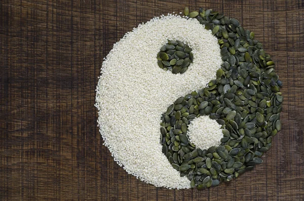 Um yin yang feito de sementes — Fotografia de Stock