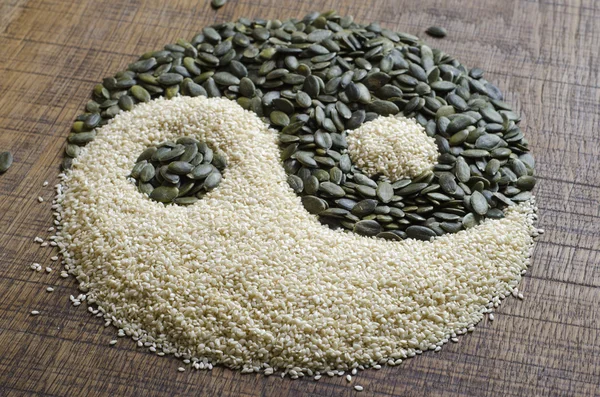 The yin yang created out of pumpkin and sesame seeds — Stock Photo, Image