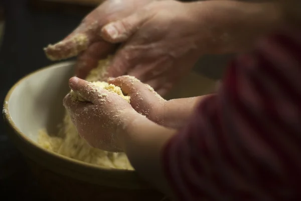 Pasta pişiren kadın. — Stok fotoğraf