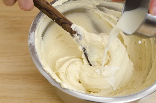 Woman baking a cake Royalty Free Stock Images