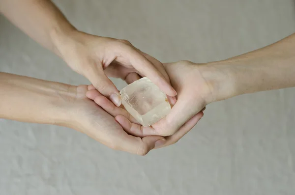 Womans ręce dając amethyst crystal, jeden do drugiego — Zdjęcie stockowe