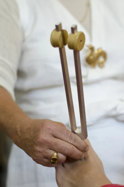 Praticien donnant un traitement de diapason de guérison . Photo De Stock