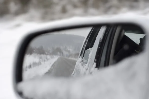Снежная дорога от зеркала Rear View — стоковое фото