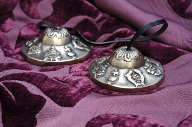 Tibet tingsha aracı kapat