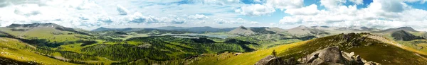 Panorama över en Bergdal — Stockfoto