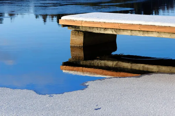 Invierno Orilla Del Lago Muelle Cubierto Nieve Fresca —  Fotos de Stock