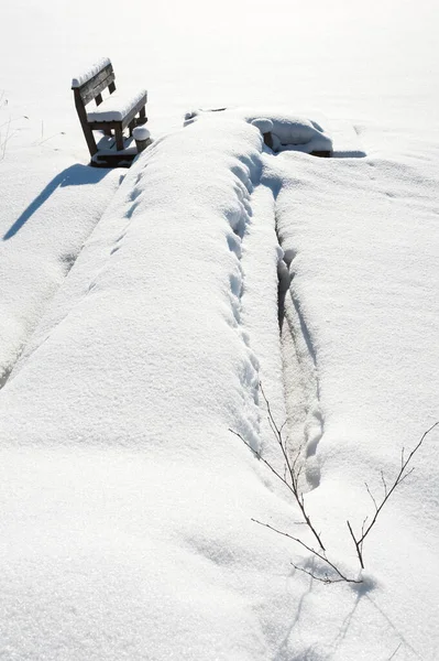 Seebrücke Und Bank Mit Neuschnee Bedeckt — Stockfoto