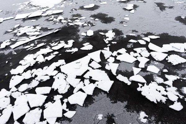 薄冰的碎片 寒冷的冬日里冰冷的水 — 图库照片