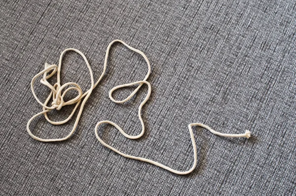 String Noué Sur Tissu Gris — Photo