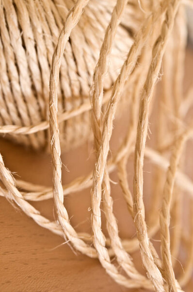 Запутанная веревка на деревянном столе.