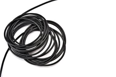 Beyaz arka planda siyah elektrik kablosu.
