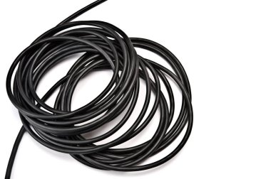 Beyaz arka planda siyah elektrik kablosu.