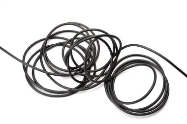 Beyaz arka planda siyah elektrik kablosu.