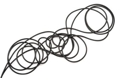 Beyaz arka planda siyah elektrik kablosu.