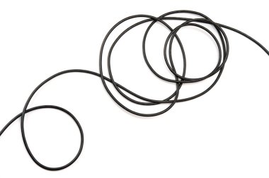 Beyaz arka planda siyah elektrik kablosu.