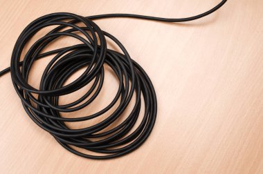 Tahta masada elektrik kablosu.