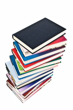 Beyaz arkaplan üzerine kitap yığını.
