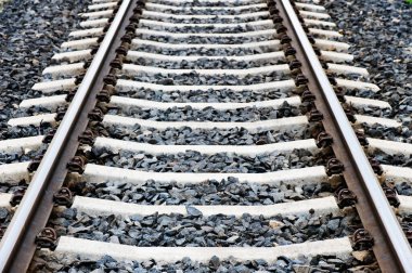 Demiryolu raylarının ayrıntıları. Önplana odaklan.