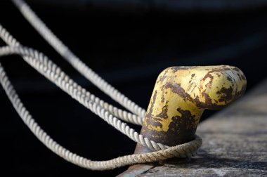 İskelede Bollard 'ın etrafını sarın