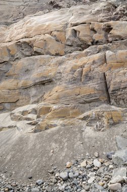 Çakıl çukurunda katmanlı kaya yüzeyi