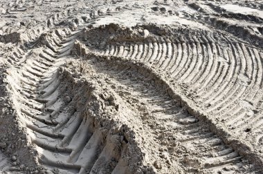 İnşaat alanında traktör ve buldozer izleri var..